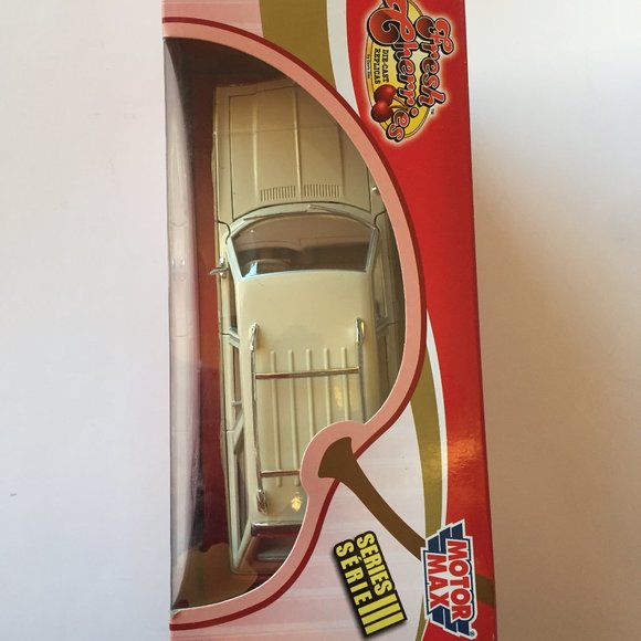 Motor Max 1:24 1979 Chrysler LeBaron Town & Country Wagon Die-Cast Replica Car - Picture 3 of 5